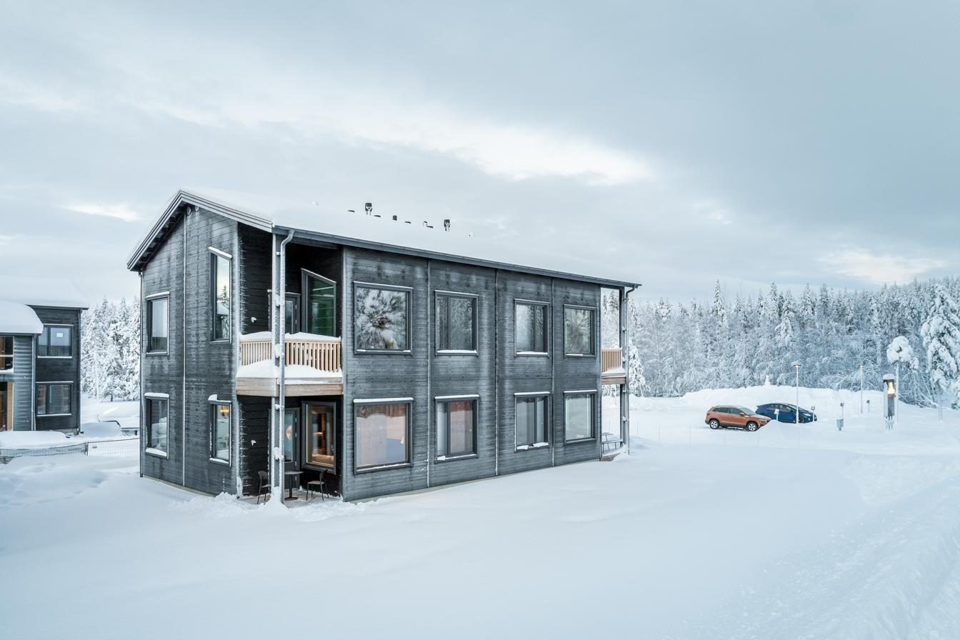 Het appartementsgebouw in de sneeuw