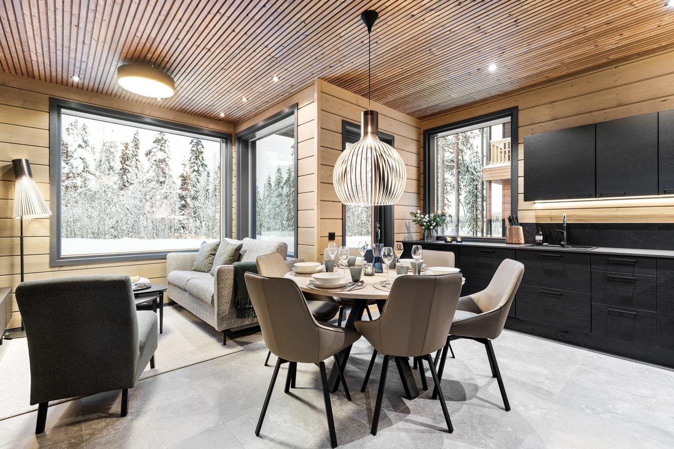 Bimmel Arctic Suite — woon- en eethoek met groot raam en besneeuwd bos