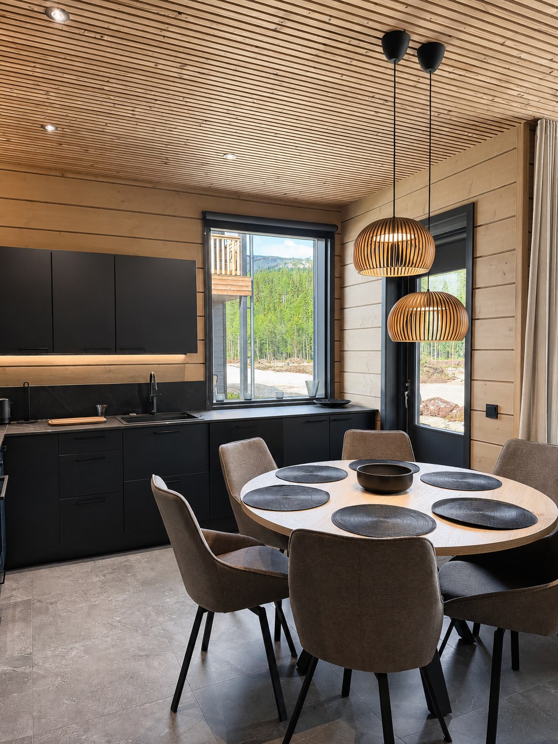 Eettafel met design hanglampen