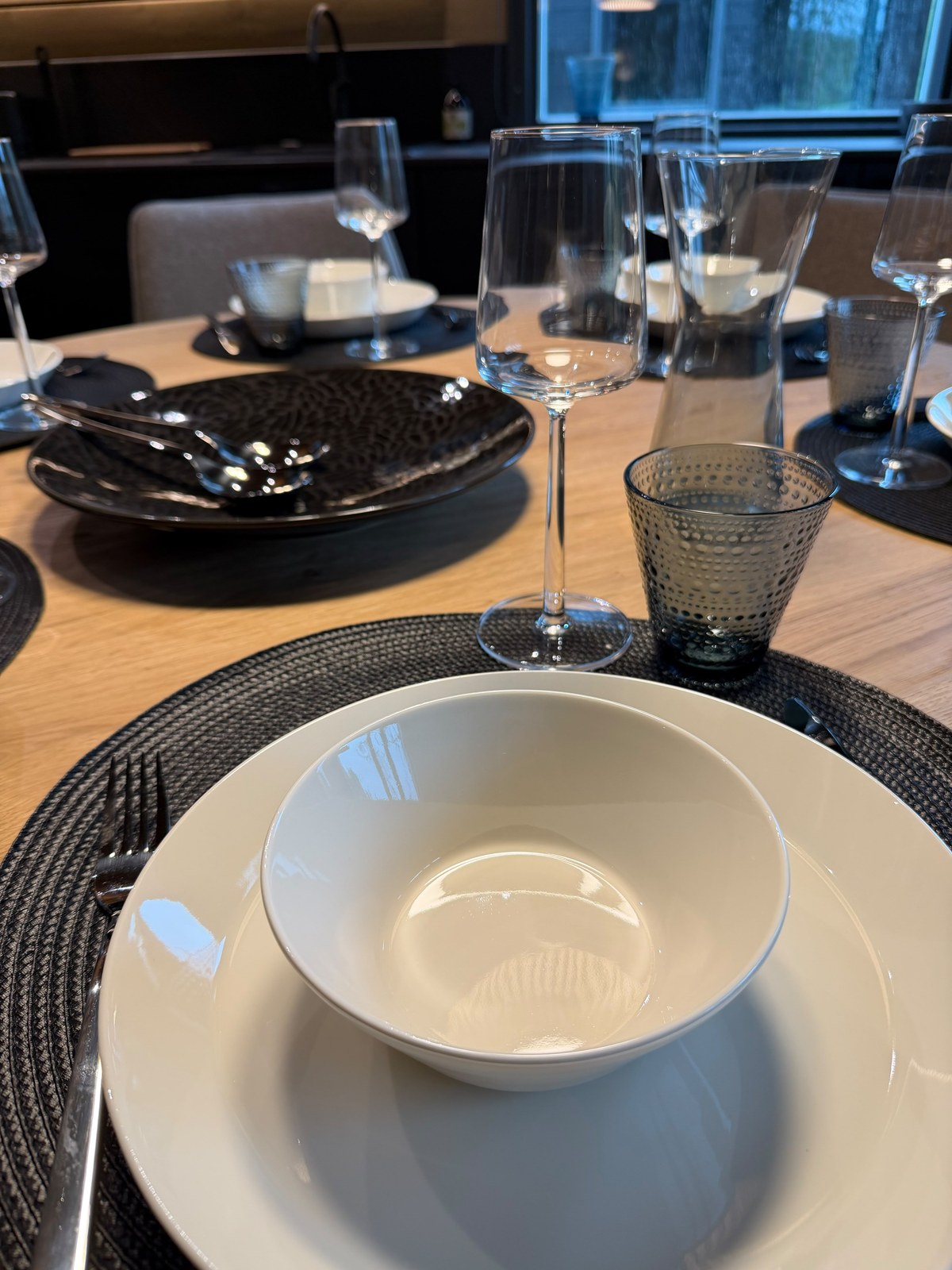 Gedekte tafel met Iittala-servies en -glaswerk