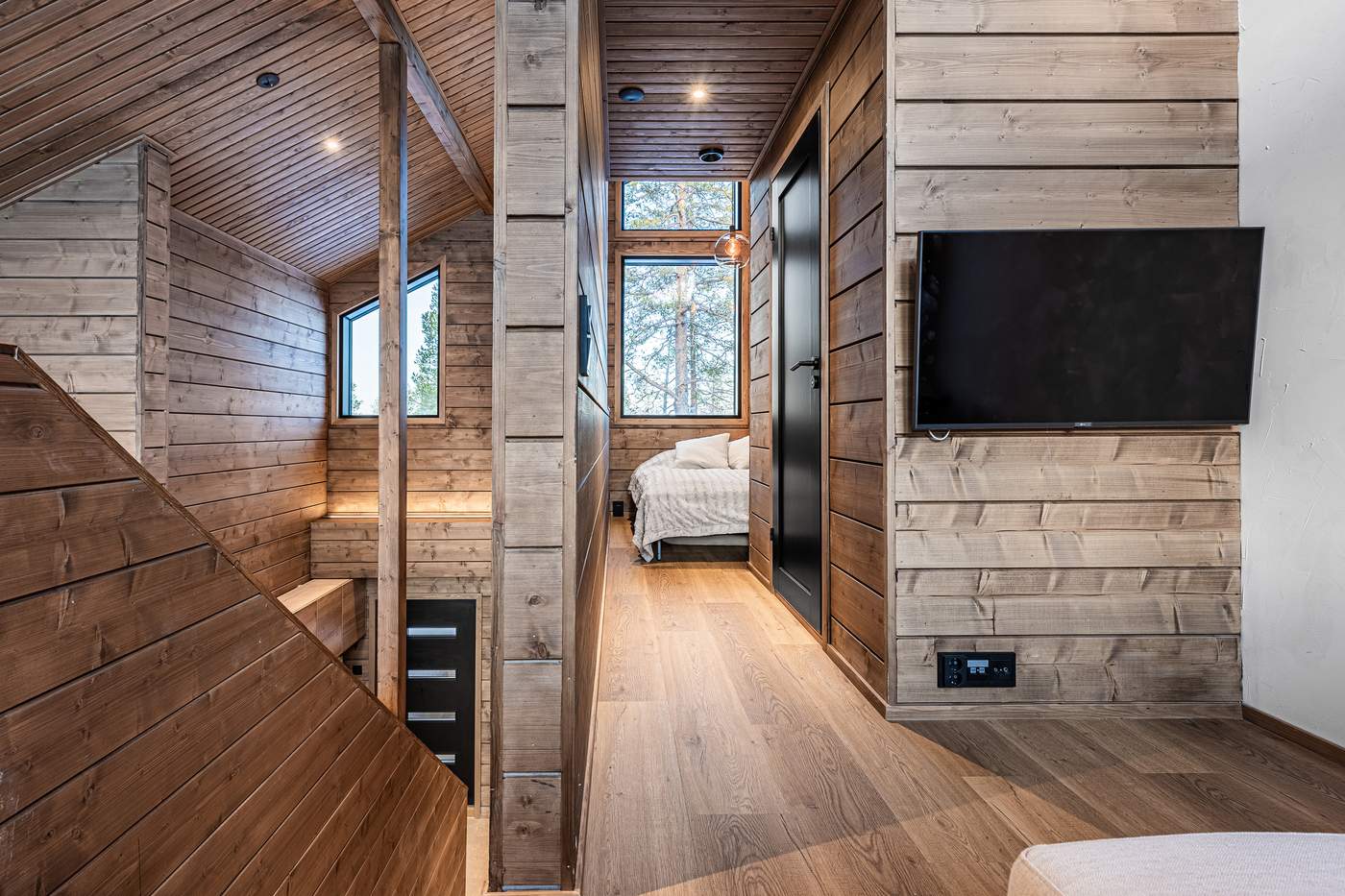 Landing with TV and a view into a bedroom