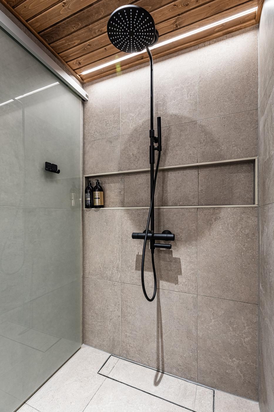 Rain shower with glass screen