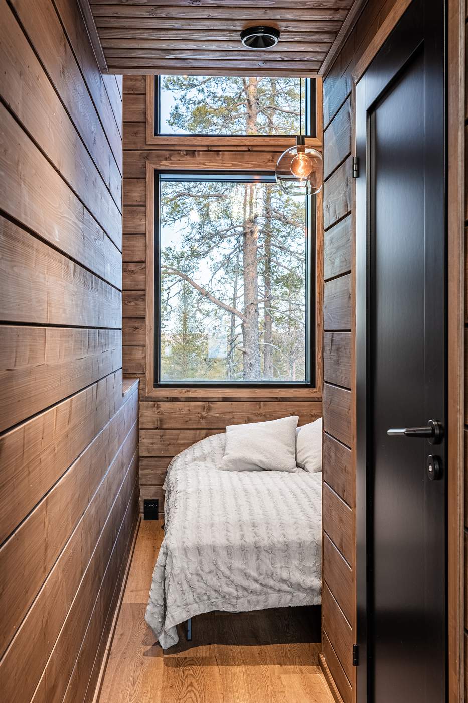 Small bedroom with a window onto the forest