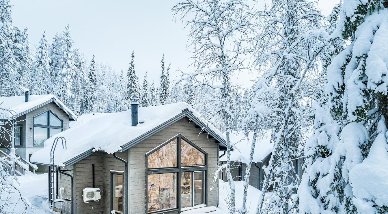 Villa Mokum in de sneeuw, warme gloed door het grote raam